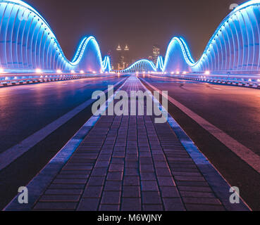 Die erstaunliche Meydan Brücke in Dubai. Stockfoto