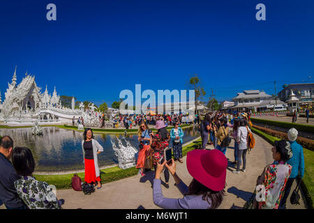 CHIANG RAI, THAILAND - Februar 01, 2018: unbekannte Menschen zu Fuß die schönen verzierten weißen Tempel in Chiang Rai im Norden Thaila zu besuchen Stockfoto