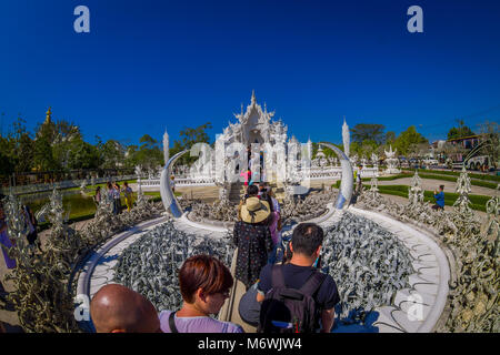 CHIANG RAI, THAILAND - Februar 01, 2018: unbekannte Menschen zu Fuß die schönen verzierten weißen Tempel in Chiang Rai im Norden Thaila zu besuchen Stockfoto