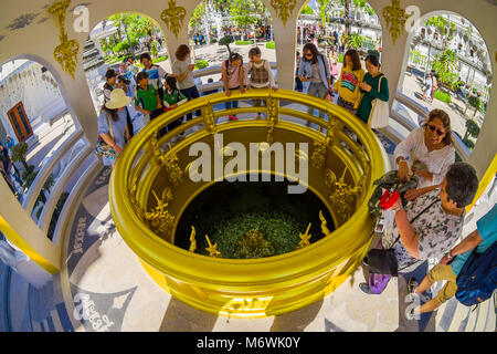 CHIANG RAI, THAILAND - Februar 01, 2018: Indoor Ansicht von unbekannten Personen innerhalb eines Gebäudes und Münze gut an der weiße Tempel in Chiang Rai, coi Stockfoto