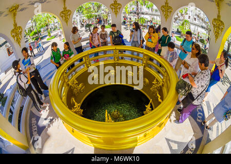 CHIANG RAI, THAILAND - Februar 01, 2018: Indoor Ansicht von unbekannten Personen innerhalb eines Gebäudes und Münze gut an der weiße Tempel in Chiang Rai, coi Stockfoto