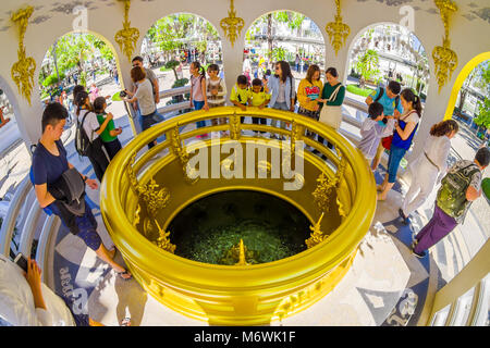 CHIANG RAI, THAILAND - Februar 01, 2018: Indoor Ansicht von unbekannten Personen innerhalb eines Gebäudes und Münze gut an der weiße Tempel in Chiang Rai, coi Stockfoto