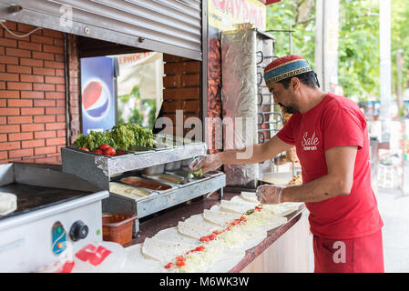 Skadowsk, Ukraine - 22. Juni 2017: der Mensch bereitet shawarma im park, sommer Street Business Stockfoto