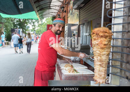 Skadowsk, Ukraine - 22. Juni 2017: der Mensch bereitet shawarma im park, sommer Street Business Stockfoto