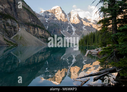 Die frühe Morgensonne leuchtet auf die schneebedeckten Gipfel der Umgebung schöne Moraine Lake, Rocky Mountains, Banff National Park, Alberta, Kanada. Stockfoto