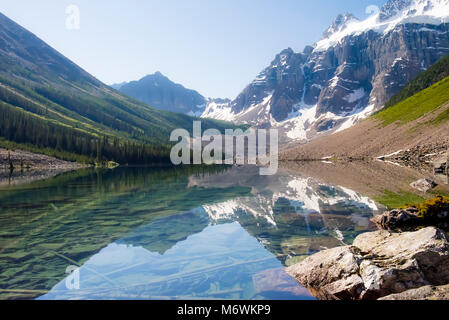 Spiegelbild Spiegelbild der schneebedeckten Berge und blauer Himmel, Trost Seen, Rocky Mountains, Banff National Park, Alberta, Kanada. Stockfoto