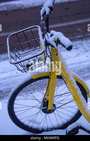 London Fahrräder im Schnee Stockfoto