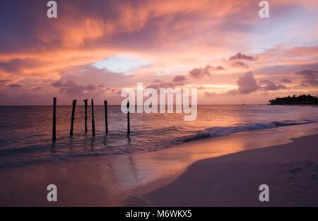 Atemberaubender Sonnenuntergang auf der Karibikinsel Aruba, Niederländische Antillen, Karibik Stockfoto