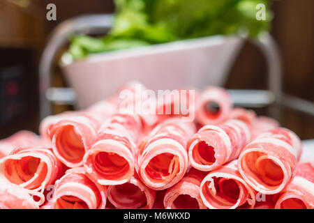 Eine Platte von rohem Fleisch in einem chinesischen Hot Pot Restaurant Stockfoto