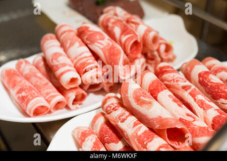 Eine Platte von rohem Fleisch in einem chinesischen Hot Pot Restaurant Stockfoto