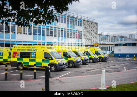 Krankenwagen Warteschlangen außerhalb von Birmingham City Notaufnahme Stockfoto