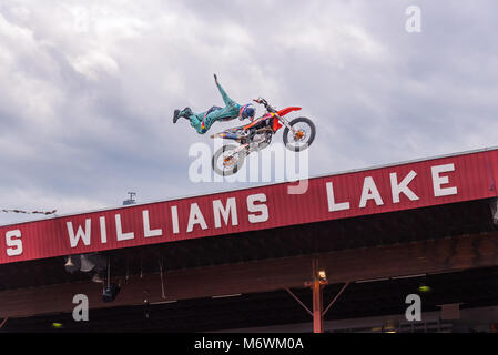 Eine globale FMX professionelle Freestyle Motocross Team Mitglied führt einen Stunt hoch über der Arena in der 90. Williams Lake Stampede. Stockfoto