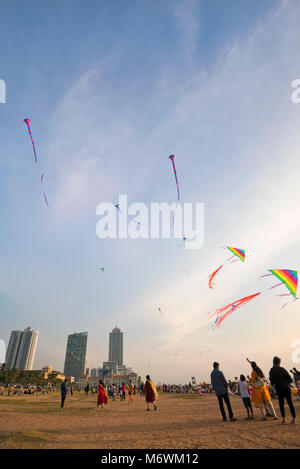 Vertikale Ansicht von Menschen Drachenfliegen auf Galle Face Green in Colombo, Sri Lanka. Stockfoto