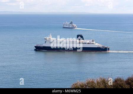 Kreuz zwei Chanel Fähren Hafen von Dover. DFDS Travel von Dover nach Frankreich und Holland. Die PO-Fähre auf dem Weg t Calais Stockfoto