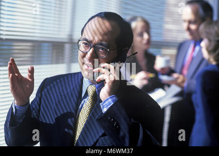 1998 historische ASIATISCHE GESCHÄFTSMANN TAGUNG IM KONFERENZRAUM HOLDING MOBILE MOBILTELEFON Stockfoto