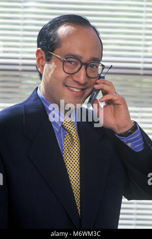 1998 historische PORTRAIT VON ASIAN BUSINESS MANN TAGUNG IM KONFERENZRAUM HOLDING MOBILE MOBILTELEFON Stockfoto