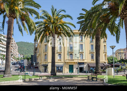 Ajaccio, Frankreich - 27. Mai 2016: Einer der zentralen Straßen der Stadt Korsika - Boulevard Albert 1er mit Palmen und Haus Nummer 10. Stockfoto