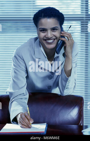 1998 historische Portrait von African American BUSINESS FRAU MIT MOBILTELEFON TELEFON IM BÜRO Stockfoto