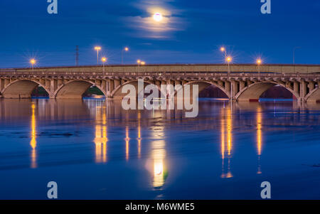 Dies ist das Bild der Vollmond über Houston Street in Dallas über Trinity River. Stockfoto