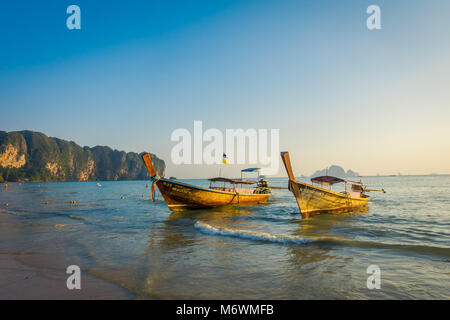 AO NANG, THAILAND - 05.MÄRZ 2018: Im freien Blick auf zwei Angeln Thai Boote bei Po-da Island, Krabi Provinz, Andaman See, südlich von Thailand Stockfoto