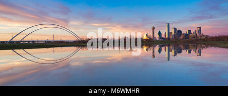 Dies ist das Bild der Skyline von Dallas und seine Reflexion über Trinity River bei Sonnenuntergang. Stockfoto