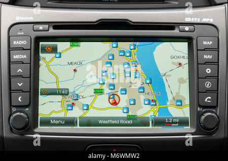 Auto, Auto-Bildschirm angezeigt, der die Sat-Nav-Karte und Standorte von Tankstellen und anderen Points of Interest. Karte ist auf der East Yorkshire im Vereinigten Königreich entfernt Stockfoto