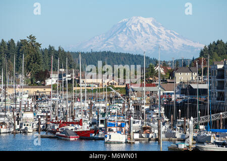 Gig Harbor Washington mit Mount Rainier im Hintergrund Boote im Vordergrund. Stockfoto