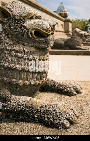 Vertikale Nahaufnahme eines steinernen Löwen Statue, die die Unabhängigkeit Memorial Hall in Colombo, Sri Lanka. Stockfoto