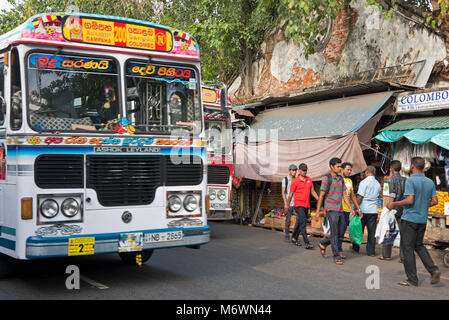 Horizontale streetview der öffentlichen Busse über einen belebten Markt in Colombo, Sri Lanka fahren. Stockfoto