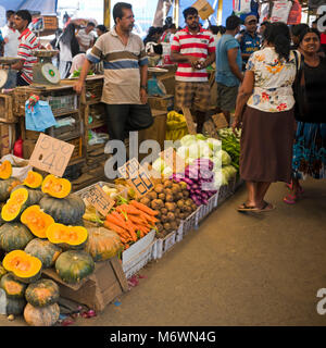 Blick auf den Platz von Obst und Gemüse geht im Pettah Markt in Colombo, Sri Lanka. Stockfoto