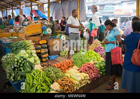 Horizontale Ansicht von Obst und Gemüse geht im Pettah Markt in Colombo, Sri Lanka. Stockfoto