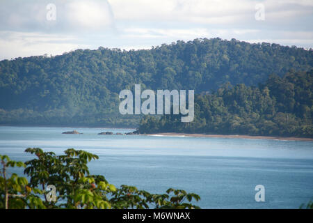 Berge und Regenwald an der Pazifikküste in der Nähe von Bahia Drake am Rande der Corcovado Nationalpark, Costa Rica. Stockfoto