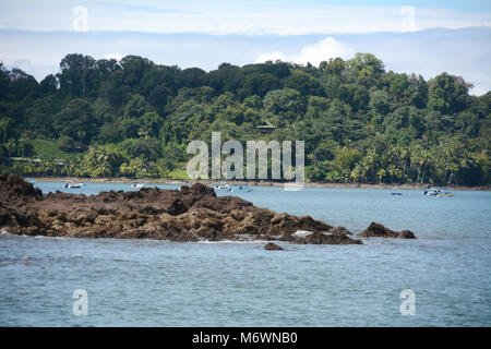 Die Pacific Dorf an der Küste von Bahia Drake (Drake Bay) auf der Osa Halbinsel in der Nähe von Corcovado National Park, Costa Rica. Stockfoto