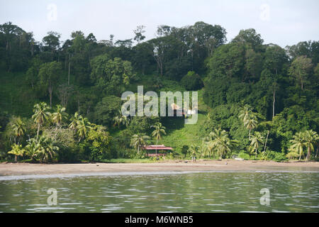 Die Pacific Dorf an der Küste von Bahia Drake (Drake Bay) auf der Osa Halbinsel in der Nähe von Corcovado National Park, Costa Rica. Stockfoto