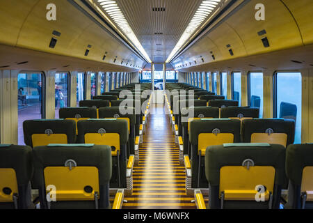 Fukuoka, Japan - Februar 9, 2018: Innenraum des Yufuin No Mori Limited Express Zug in Fukuoka, Japan. Stockfoto