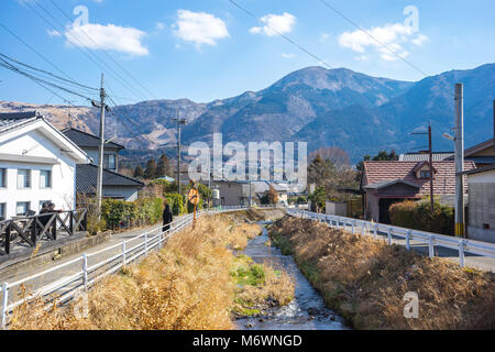 Blick auf die Gracht in Yufu Stadt in Yufuin, Oita, Japan. Stockfoto