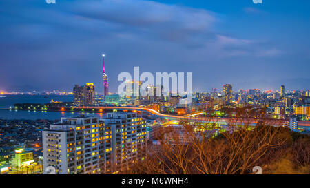 Fukuoka City Skyline bei Nacht in Hakata, Fukuoka, Japan. Stockfoto