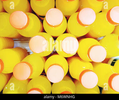 Sammlung von plastikflaschen von frischem Orangensaft Stockfoto