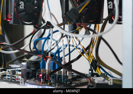 Offenes Rack für cryptocurrency Bergbau mit Grafikkarte, Mainboard und Festplatte Stockfoto
