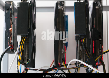 Offenes Rack für cryptocurrency Bergbau mit Grafikkarte, Mainboard und Festplatte Stockfoto