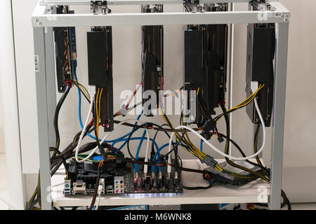 Offenes Rack für cryptocurrency Bergbau mit Grafikkarte, Mainboard und Festplatte Stockfoto