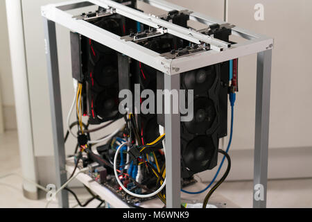 Offenes Rack für cryptocurrency Bergbau mit Grafikkarte, Mainboard und Festplatte Stockfoto