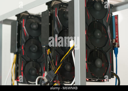 Offenes Rack für cryptocurrency Bergbau mit Grafikkarte, Mainboard und Festplatte Stockfoto