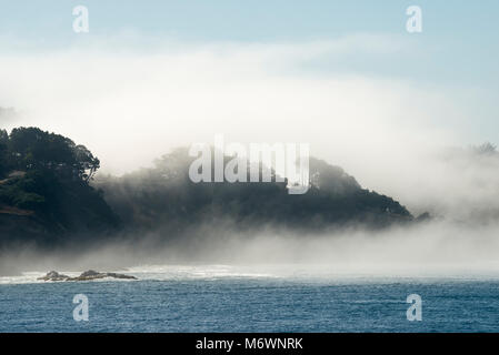 Dramatische Nebel rollt an der Küste des Pazifischen Ozeans in Mendocino, Kalifornien. Stockfoto