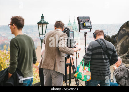 Prag, 28. Oktober 2017: Team von Operatoren Bericht schießen Neben der Prager Burg Stockfoto