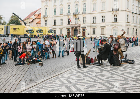 Prag, 28. Oktober 2017: Straße Konzert: Musiker spielen auf Instrumenten, neben dem versammelten Publikum in der Nähe der Prager Burg. Stockfoto