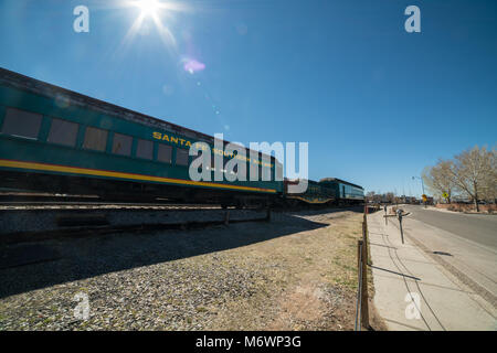 Das historische Santa Fe Schiene Läufer auf dem Bahnhof in Santa Fe, New Mexico auf einem hellen Blau sonniger Tag. Stockfoto