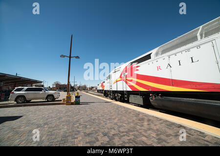 Die Schiene Läufer trainieren in Santa Fe, New Mexico Bahnhof auf einen strahlend blauen Himmel Tag am Nachmittag. Stockfoto