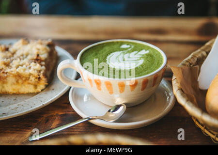 Close-up Keramiktasse mit grünem Tee Matcha genannt Stockfoto