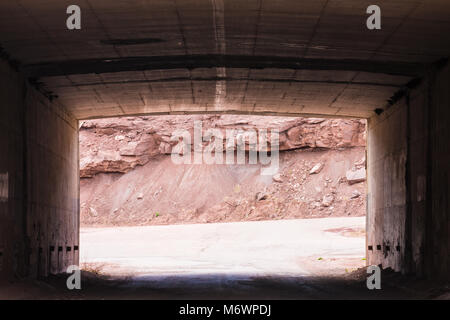 Unter einer Überführung in der Wüste von Santa Fe, New Mexico Stockfoto